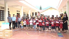 Nhà xuất bản Giáo dục Việt Nam hỗ trợ sách giáo khoa cho học sinh vùng lũ Lào Cai