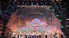 Trình diễn trang phục dân tộc tại Hòa Bình: Nét hoa văn xứ Mường