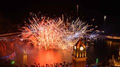 Rợp pháo hoa và pháo nước trong show diễn Symphony of the sea mới ra mắt tại Phú Quốc