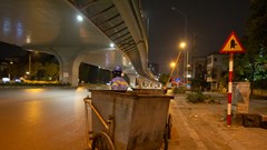 Bóng dáng âm thầm giữa đêm đông