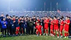 Thủ tướng xuống sân chúc mừng đội tuyển Việt Nam