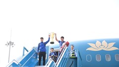 Đội tuyển Việt Nam mang cúp về quê nhà