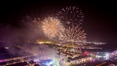 Không cần mua vé máy bay hay xin visa, giới trẻ đổ về phía Đông Hà Nội để “du ngoạn 5 châu”