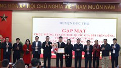 Trung vệ Bùi Tiến Dũng được  tuyên dương ở quê nhà Đức Thọ