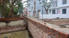 Người dân kêu cứu vì bức tường rào 40m ngang nhiên bịt ngõ đi công