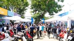 Khách hàng ồ ạt đặt cọc xe máy điện tại sự kiện “Đổi xăng lấy điện”