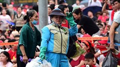 Công nhân vệ sinh môi trường âm thầm góp sức cho ngày hội lớn