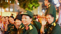 Những người góp phần cho đất nước yên vui, tự do có mặt từ đêm trước chờ Tổng duyệt