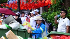 Những “chiến binh áo xanh” tất bật dọn dẹp sau Tổng duyệt Lễ diễu binh, diễu hành kỷ niệm 80 năm Quốc khánh