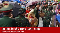 Hình ảnh xúc động: Dưới mưa Hà Nội, Bộ đội phát bánh, nước cho người dân