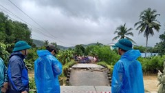 Quảng Ngãi: Clip hiện trường sập cầu Cây Sung, 316 hộ dân bị cô lập