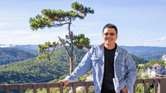 Chân đi, ngòi bút ghi, tấm lòng viết...