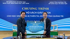 Nhà xuất bản Giáo dục Việt Nam trao tặng 14.296 bản sách giáo khoa cho học sinh vùng lũ tỉnh Quảng Trị