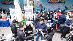 Người dân Hà Nội vượt rét đi đổi xe máy xăng cũ lấy xe điện VinFast