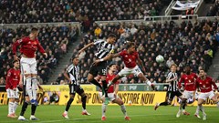 Newcastle tạo địa chấn, hạ gục Man United dù chỉ còn 10 người