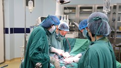 Phú Thọ: Cứu sống bệnh nhân mang khối u xơ tử cung “khổng lồ”