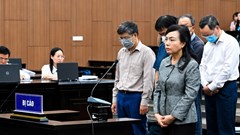 Cựu Bộ trưởng Y tế Nguyễn Thị Kim Tiến ngày đầu tại toà
