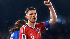 Đội trưởng tuyển Scotland lách luật ném biên mới ở World Cup