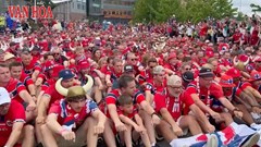 Cận cảnh màn chèo thuyền kiểu Viking gây sốt của CĐV Na Uy tại Boston