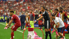Vì sao Pedro Neto cắt hở gót giày khi đá World Cup?