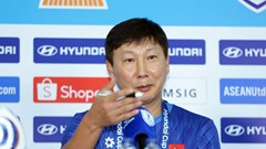 HLV Kim Sang Sik nói điều hài hước về chiếc áo trắng