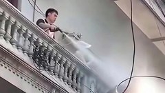 Khởi tố người đàn ông dùng vòi cao áp xịt thợ xây nhà hàng xóm