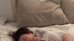 Mẹ càng để bé chơi hăng trước giờ ngủ, bé càng tỉnh táo khó đi vào giấc ngủ