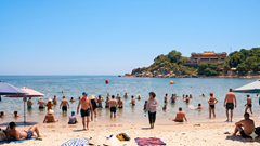 Đi du lịch giữa nắng nóng, nhiều người không ngờ những thói quen này lại âm thầm đẩy nguy cơ đột quỵ lên cao