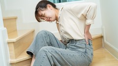 Mãn kinh khiến xương dễ giòn gãy: Bác sỹ bày cách “gõ xương 1 phút” đánh thức tế bào tạo xương