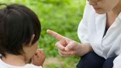 Nhật ký nửa đêm: Người mẹ quát con rồi trốn vào nhà vệ sinh khóc nức nở