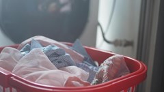 Chậu quần áo bẩn của cả nhà vào ngày ở cữ thứ 12 và câu chuyện về đối thoại trong gia đình