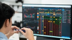 Thị trường chứng khoán tuần mới: Trong nguy có cơ