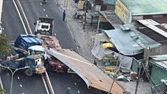 Tấm thép nặng hơn 10 tấn đè cabin, tài xế xe rác tử vong