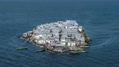 Ghé thăm hòn đảo chỉ rộng bằng nửa sân bóng, nuôi sống 1.800 người dân