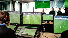 Vì sao trọng tài “ngại” VAR? 6 góc khuất nghề nghiệp