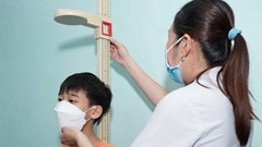 Trẻ thừa cân dễ dậy thì sớm, mất cơ hội phát triển chiều cao tối đa
