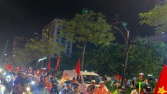 Người Hà Nội đội mưa lớn, xuyên đêm 'đi bão' ăn mừng chiến thắng của tuyển Việt Nam