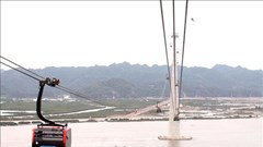 Nhiều du khách mắc kẹt tại Cát Bà đã vào đất liền bằng cáp treo