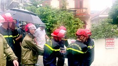 Quảng Ninh: Cứu thành công người đàn ông mắc kẹt do sạt lở bờ kè