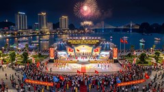 Quảng Ninh: Hơn 70 tàu trình diễn ánh sáng trên vịnh Hạ Long