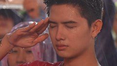 Vô tình viral từ một tấm hình: Chàng trai chào cờ dưới mưa gây “thương nhớ”