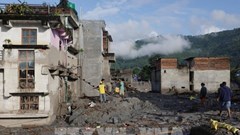 Cậu bé Nepal 8 tuổi sống sót hy hữu sau 3 ngày mắc kẹt trên ngọn cây giữa dòng lũ dữ