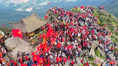Hơn 4.000 người hát vang Quốc ca trên đỉnh Yên Tử trong ngày Quốc khánh