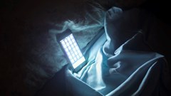 Hậu quả khôn lường khi để điện thoại bên giường khi ngủ