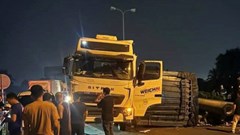 Xe đầu kéo chở trụ bê tông bị lật nghiêng trên QL5