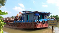 Tàu chở 400 tấn sắt vụn chìm trên sông Hóa vẫn chưa được trục vớt