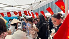 Ẩm thực và hàng thủ công Việt Nam “hút khách”  tại Hội chợ văn hóa - ẩm thực quốc tế