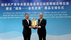 Trao phiên bản “Việt Nam - Những trang sử vàng” tặng Nhà lưu niệm Chủ tịch Hồ Chí Minh tại Côn Minh