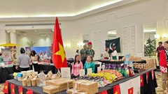 Gian hàng Việt Nam thu hút sự quan tâm tại Hội chợ Từ thiện Quốc tế 2025 tại Colombo