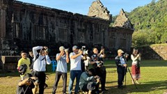 Vẻ đẹp Nam Lào qua ống kính của các nghệ sĩ nhiếp ảnh Việt Nam